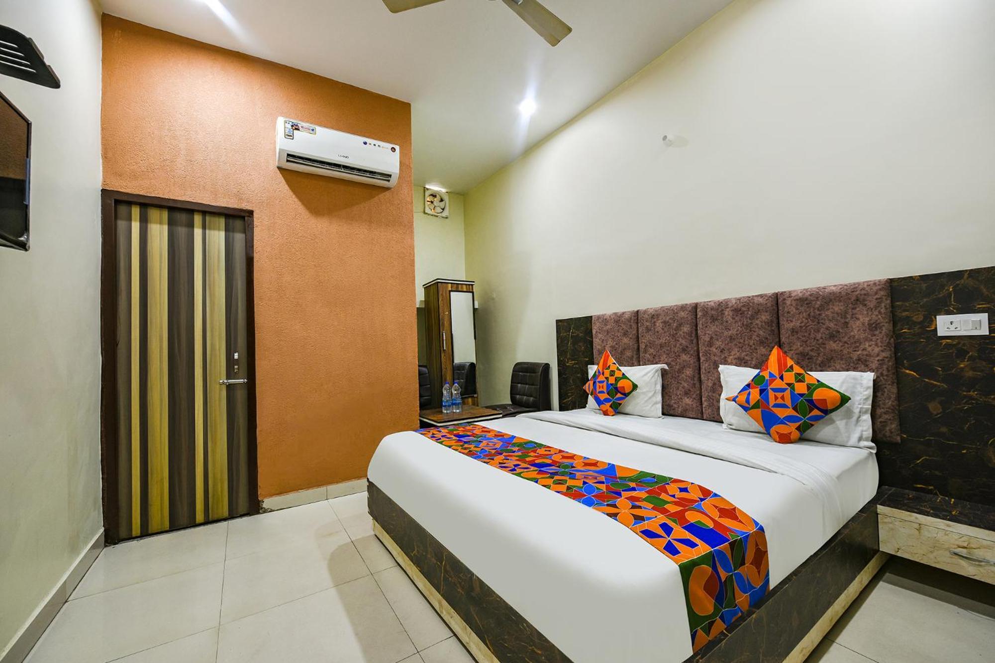 Fabexpress Galaxy Hotel Nayagaon Exterior photo
